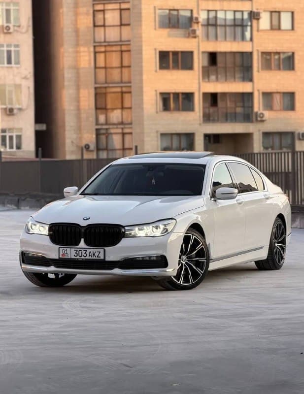 BMW 740i (G12)