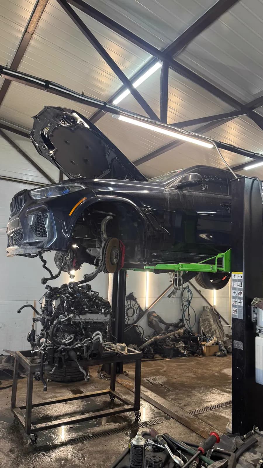 BMW X5 M на подъёмнике