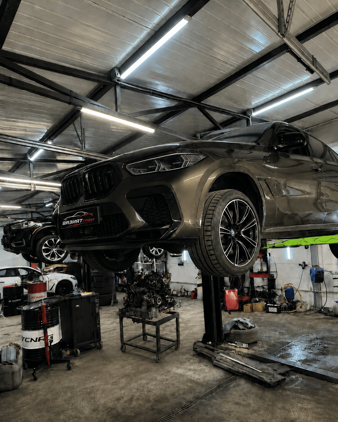 BMW X6 M Competition на подъёмнике на собственной СТО ВАЗИЯТ